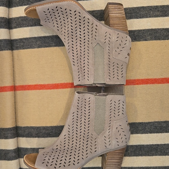 Toms Majorca Peep Toe Stucco  Perforated Bootie Sz 9 NWOT - Picture 4 of 7